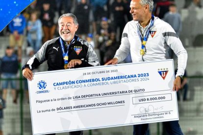 Hasta el título de la Copa Sudamericana, Isaac Álvarez (i) y Esteban Paz fueron cercanos como demuestra la foto. Cuando ganaron LigaPro, ya no posaron juntos.