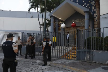El robo ocurrió en la puerta trasera del centro comercial.