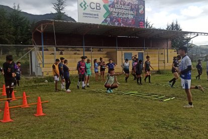 Las chicas y chicos entrenan en el estadio de Guapán de lunes a viernes.