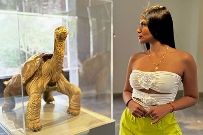 Conny Garcés dice que está feliz en las islas Galápagos, con su amigo George 8la tortuga).