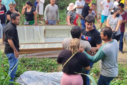 El dolor de los familiares era evidente al ver a su ser querido tendido cerca del taller donde laboraba.