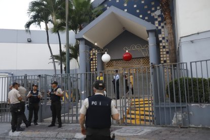 El robo ocurrió en la puerta trasera del centro comercial. Policías detuvieron a sospechoso.