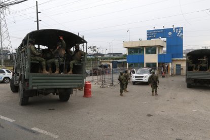 Al Centro de Privación de Libertad zonal 8 ingresaron vehículos militares con personal.