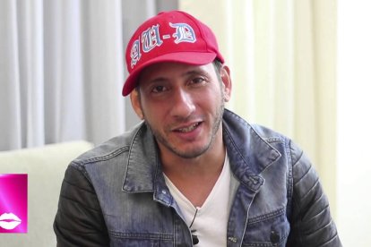 Au-d hace 'mea culpa' que una joven mujer no sea quién es él.