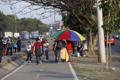 La presencia de comerciantes informales y compradores genera obstrucciones en la ciclorruta de la vía a la costa.