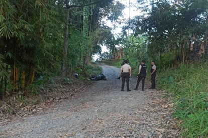 El cuerpo fue hallado en una calle empedrada en el sector de Guayacanes.