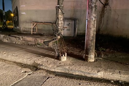 Poste de luz e avanzado estado de deterioro ubicado frente al Registro Civir Norte, en Guayaquil.