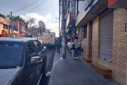 Los parientes de la víctima se abrazaban mientras esperaban que su cuerpo fuera sacado del edificio donde ocurrió el femicidio.