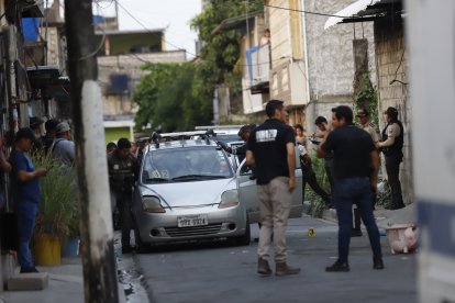 Policías recabaron indicios balísticos, tanto dentro como fuera del coche.