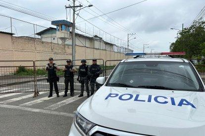 La policía desplegó un contingente de personal en el exterior del centro penitenciario.