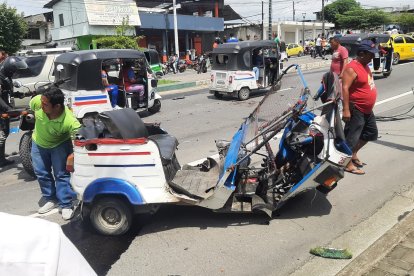 La mototaxi sufrió daños. Además, los ocupantes salieron lesionados.
