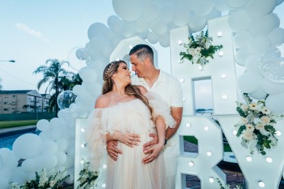 Gabriela Guzmán y su esposo durante la revelación del sexo de su bebé.