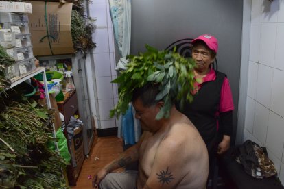 Los males se sacuden con atados de hierbas amargas, directamente en la piel.