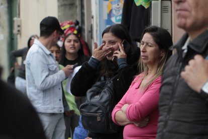 Familiares de los internos esperaban desesperados afuera de la prisión de El Inca por algo de información.