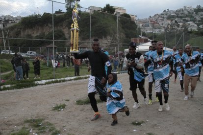 Carlos Carcelén (i) fue una de las figuras para que San Lunes obtenga el bicampeonato.