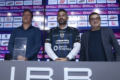 El técnico argentino Javier Gandolfi (c) buscará seguir con la forma de juego de posesión y en busca del arco rival que ha caracterizado a Independiente del Valle.