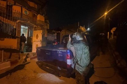 Los militares inspeccionan las calles y los barrios de Esmeraldas.