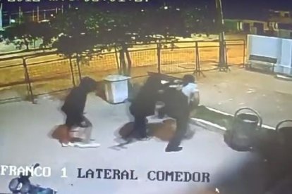 El secuestro de los uniformados quedó registrado en video.