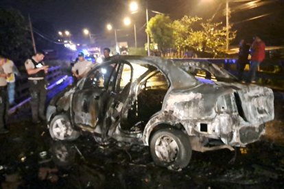 Uno de los carros que explotó en Los Ríos.