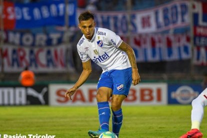 Mathías Suárez puede destacar como lateral por las dos bandas.