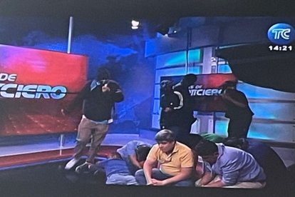 Un grupo de delincuentes ingresa a dos canales de televisión, en pleno programa en vivo.