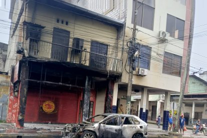 Auto incinerado en Quevedo.