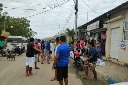 Manabitas hacen filas para comprar víveres ante la 'ola' de violencia