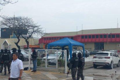 Dos guardias de seguridad el centro comercial fueron atacados a bala.