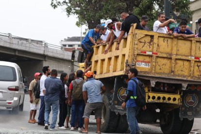 Volquetes ayudaron a movilizar a personas que se quedaron sin poder transportarse