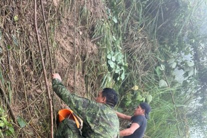 Otros militares ayudaron en las labores de rescate de las víctimas.