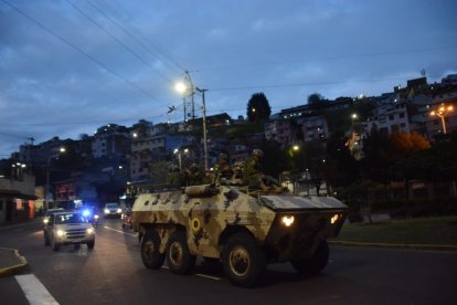 Policías y militares, en las calles de Quito.