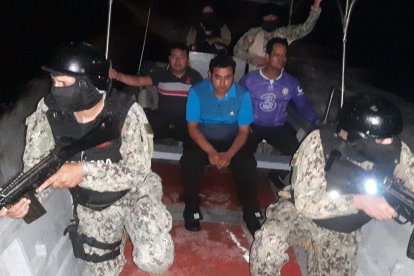 Los policías secuestrados estaban en alta mar.