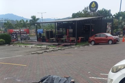 El cuerpo de Julio César Medina fue cubierto con un plástico de color negro.