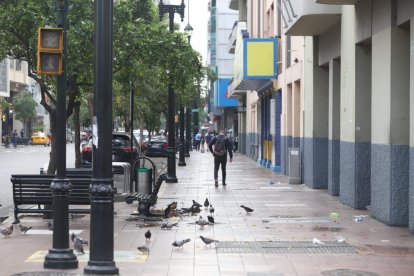 La calle 9 de Octubre luce vacía y el comercio es escaso.