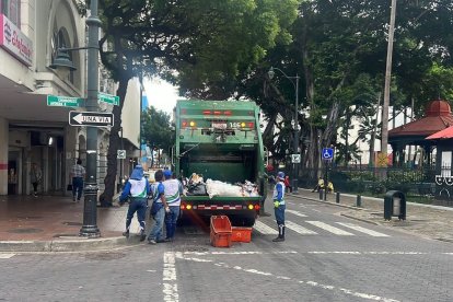 Personal de Urvaseo en labores de recolección normal de desechos este 10 de enero de 2023.