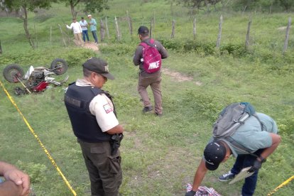 Uno de los cuerpos quedó junto a la motocicleta volcada y el otro a unos metros.