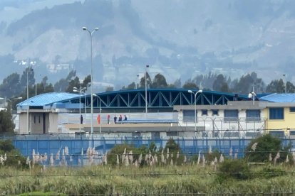 El martes 9 de enero privados de la libertad estaba en los techos de los pabellones de mediana y máxima seguridad en Latacunga.