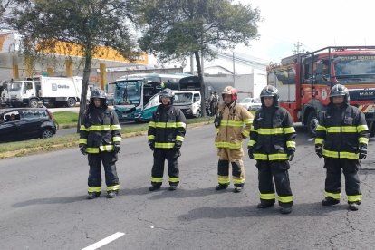 Los bomberos acudieron hasta el puente donde se colocó una bomba, en Calderón, norte de la ciudad.