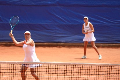 Paola Salazar (i) y Mabel Cabezas, tenistas ecuatorianas que juegan el circuito ITF Masters en Ecuador.