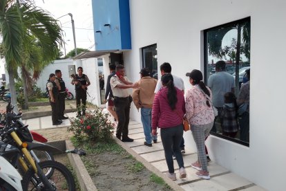 Familiares de las víctimas acudieron a realizar los trámites para trasladar los cuerpos.