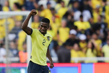 AME9050. QUITO (ECUADOR), 12/09/2023.- Félix Torres Caicedo de Ecuador celebra un gol hoy, en un partido de las Eliminatorias Sudamericanas para la Copa Mundial de Fútbol 2026 entre Ecuador y Uruguay en el estadio Rodrigo Paz Delgado en Quito (Ecuador). EFE/ José Jácome