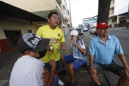 Un grupo de amigos aprovechó la irregularidad de la jornada para reunirse y libar.