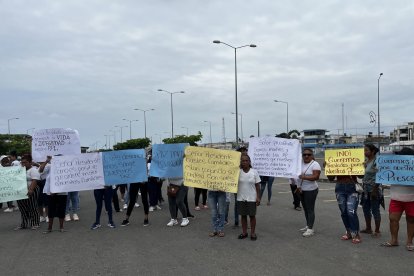 Durante el plantón mostraron carteles en los que pedían que no se derrame sangre en el lugar.