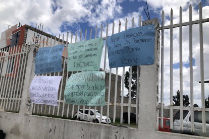 Carteles se pegaron al frente del Centro de Privación de Libertad.