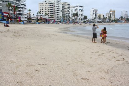 Contadas personas se vieron en la playa de Salinas.
