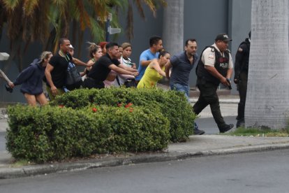 El personal del canal fue retirado con la ayuda de policías. Estaban aterrados.