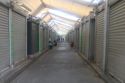 Locales comerciales de la Bahía, cerrados.