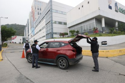 Este es el lugar de trabajo de David. Ahora revisan todos los vehículos.