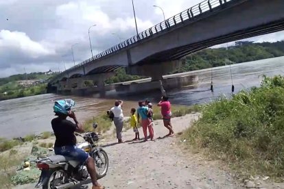 Buscan desesperadamente a dos jóvenes que fueron lanzados al río Esmeraldas.