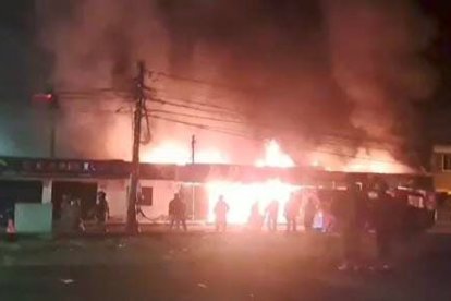 El ataque lo perpetró un grupo de sujetos que habría disparado primero dentro de la discoteca.